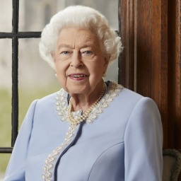 Das vom Buckingham Palast herausgegebene Handout-Foto zeigt das offizielle Platin-Jubiläumsporträt von Königin Elizabeth II, das kürzlich auf Schloss Windsor aufgenommen wurde