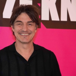 Der Comedian Matze Knop lächelt freundlich in die Kamera.