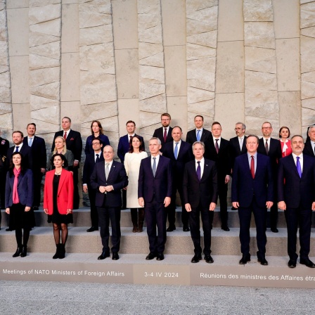 Die NATO-Außenministerinnen und -Außenminister stehen während eines Gruppenfotos im NATO-Hauptquartier in Brüssel zusammen.