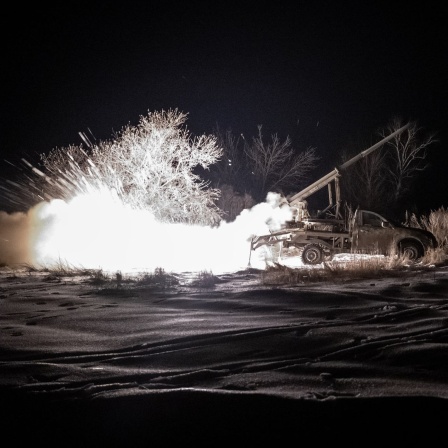 Ein ukrainischer Soldat feuert eine Rakete ab in der Region Kupiansk.