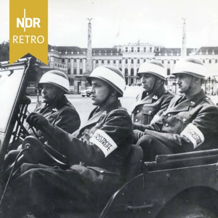 Die berühmten "Vier im Jeep" vor Schloss Schönbrunn, Wien, 1957. 