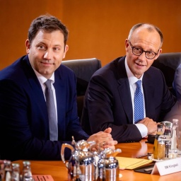Bundeskanzler Friedrich Merz (rechts) und Bundesfinanzminister Lars Klingbeil bei der ersten Sitzung des neuen Bundeskabinetts. 
