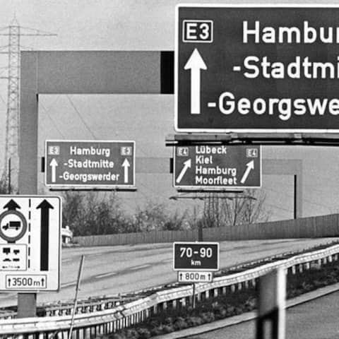 Der sonst stark befahrene BAB-Abzweiger kurz vor Hamburg ist wegen der Ölkrise während des Fahrverbotes am 25.11.1973 wie ausgestorben