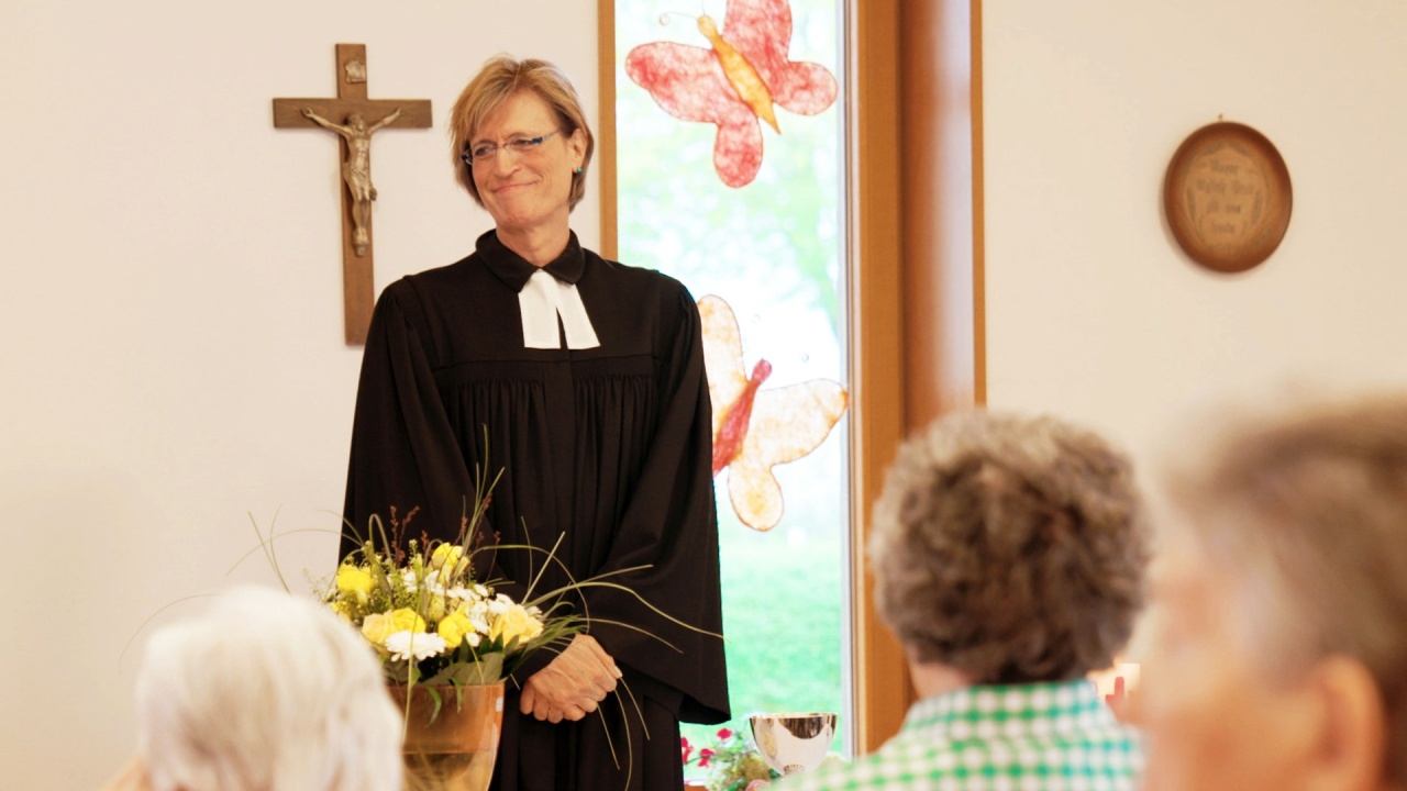 Wenn Herr Pfarrer zur Pfarrerin wird: Elke kämpft um ihre Gemeinde