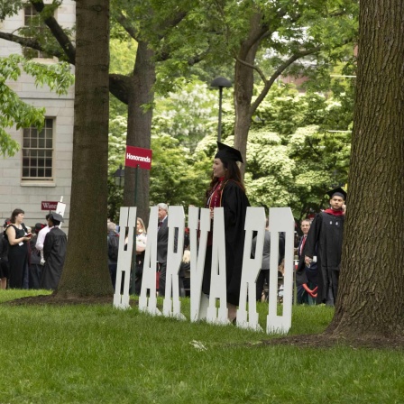 Eine Studentin feiert auf der Abschlusszeremonie der Harvard-Universität.