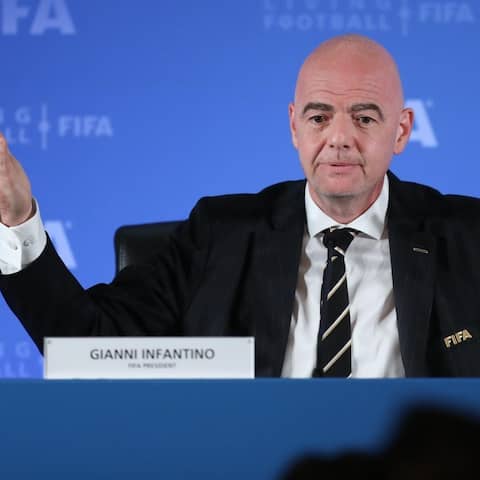 FIFA-Chef Gianni Infantino breitet auf einer Pressekonferenz die Arme aus