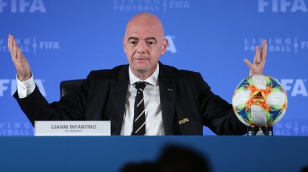 FIFA-Chef Gianni Infantino breitet auf einer Pressekonferenz die Arme aus
