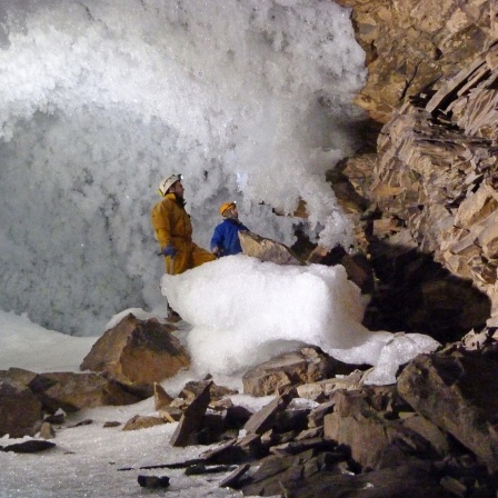 Wissenschaftler sammeln Daten zum Permafrost in einer Höhle in Sibirien