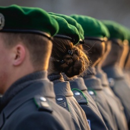 Soldatinnen und Soldaten des Wachbataillons der Bundeswehr treten an zu einem Empfang im Bendlerblock in Berlin © picture alliance / photothek.de | Juliane Sonntag 