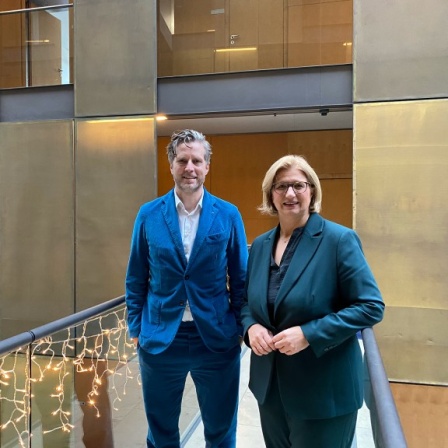 Foto: Reporter Uli Hauck und die saarländische Ministerpräsidentin Anke Rehlinger im ARD-Hauptstadtstudio