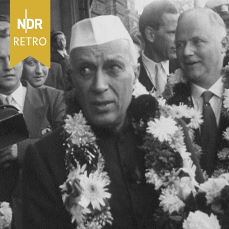 Jawarhalal Nehru und Bürgermeister Kurt Sieveking mit Blumenkränzen am Dammtor-Bahnhof in Hamburg (Juli 1956).