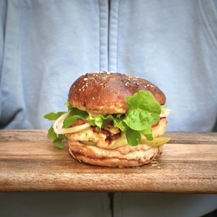 Halloumi-Burger mit Erdnusssauce