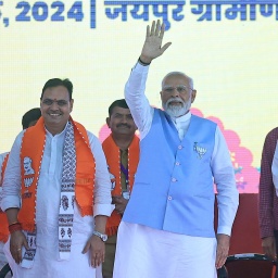 Premierminister Narendra Modi mit Parteimitglieddern bei einem Wahlkampfauftritt in Jaipur 2024. 