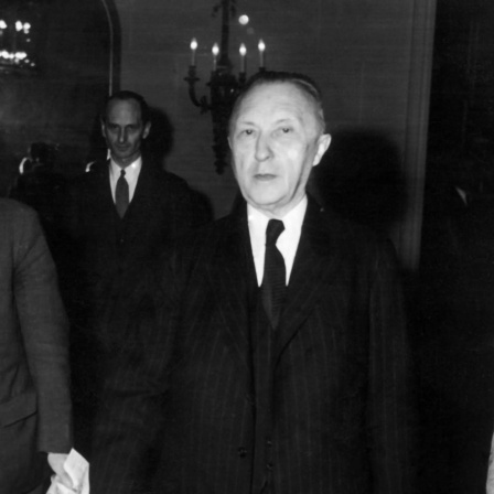 Bundeskanzler Konrad Adenauer (Mitte) betritt am 15.11.1949 das Hotel Petersberg in Bonn, um sich dort mit den Hohen Kommissaren John McCloy, Brian Robertson und André Francois-Poncet zu besprechen