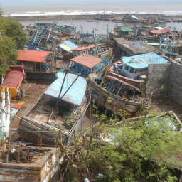 Verwüstung im indischen Velankanni nach dem Tsunami vom 26.12.2004. Boote liegen herumgewirbelt und zerstört am Ufer des indischen Ozeans.