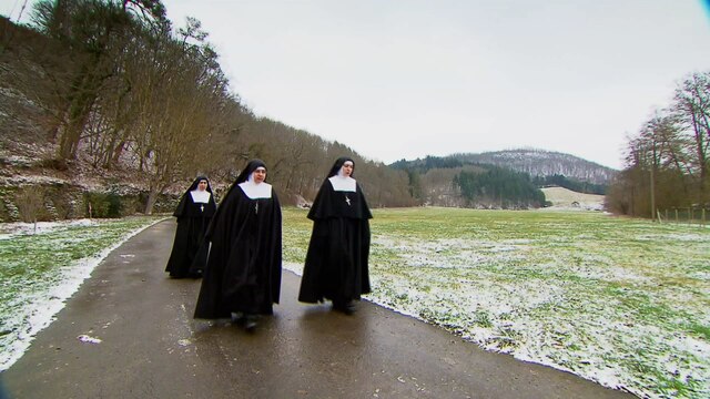 Nonnen des Klosters, das sich gegen die Windräder wehrt