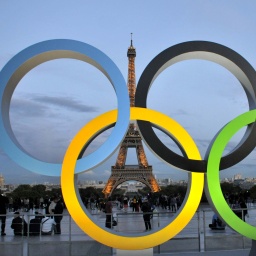 Archivbild: Olympische Ringe vor dem Eiffelturm 2017 anlässlich der Auswahl von Paris als Austragungsort für 2024.