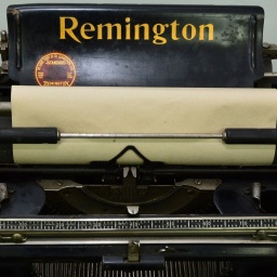 Eine schwarze Remington Schreibmaschine von vorne.