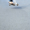 Aufnahme eines Menschen auf einem Skateboard, wo nur die Schuhe und das Board zu sehen ist. 