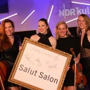 Vier Frauen stehen nebeneinander im NDR Kultur EXTRA Studio.