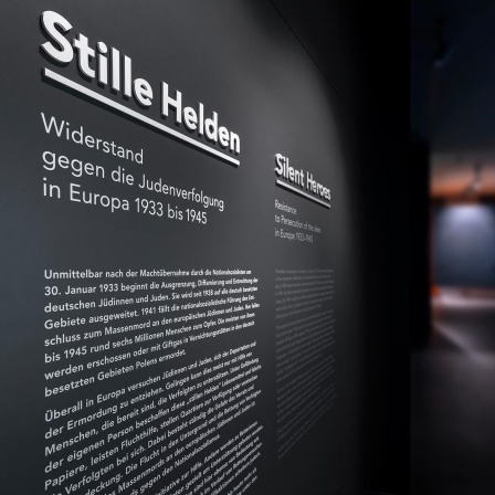 Eine Informationstafel in der Ausstellung "Stille Helden"
