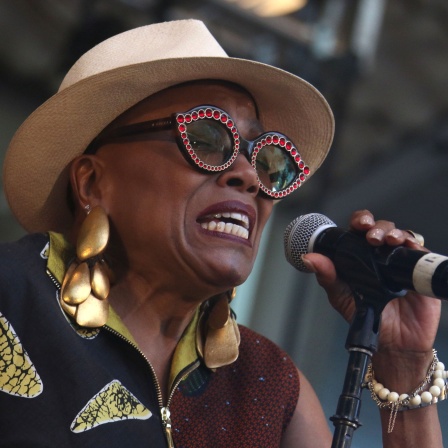 Singer Dee Dee Bridgewater attends the Charlie Parker Jazz Festival held in Marcus Garvey Park in Harlem, New York, August 2019 | Bild: picture alliance / ZUMAPRESS.com | Nancy Kaszerman
