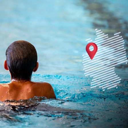 Ein Junge in einem Schwimmbecken.