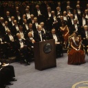 Die Nobelpreisverleihung in Stockholm 1995. Christiane Nüsslein-Volhard sitzt u.a. unter sehr vielen Männern.