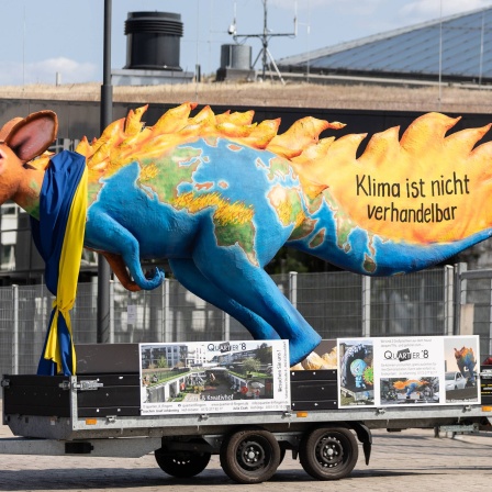 Auf der Climate Change Conference in Bonn zur Vorbereitung der COP28 im November in Dubai haben Aktivisti ein großes Denkmal gebaut: Eine brennende Erde mit einem Känguru-Kopf auf dem steht: Klima ist nicht verhandelbar.