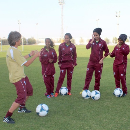 Die deutsche Fußball-Nationaltrainerin der Frauen von Katar, Monika Staab (l), aufgenommen in Doha (Katar) auf dem Trainingsplatz.
