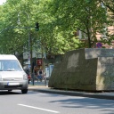 Skulptur "Ruhender Verkehr" von Wolf Vostell in Köln entstand 1969 und steht seit 1989 am Hohenzollernring