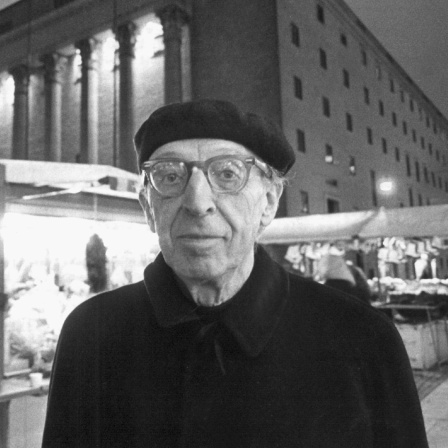 Der amerikanische Komponist (u.a. "Apalachian Spring") und Dirigent am 11. November 1976 vor dem Stockholmer Konzerthaus.