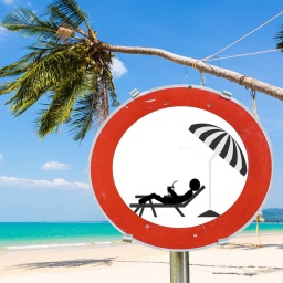 An einem Traumstrand mit Palme und klarem Wasser steht ein Verbotsschild, das die Urlaubs-Erholung verbietet. Das Schild symbolisiert den "NDR Info Intensiv-Station Sommerpause-Unterbrecher".