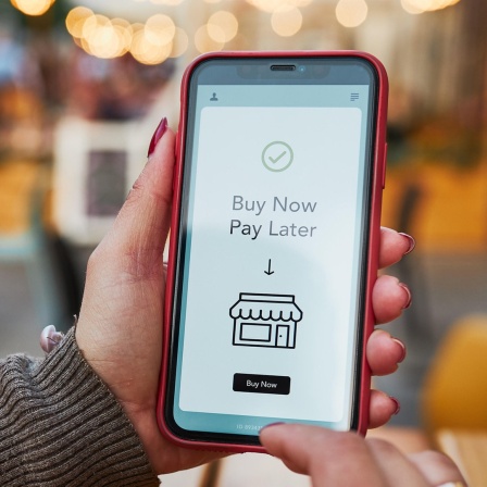 "Buy now pay later" - Online Shopping Service auf einem Smartphone