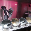 Der Robo-Koch im Einsatz, beobachtet von Kundinnen und Kunden.