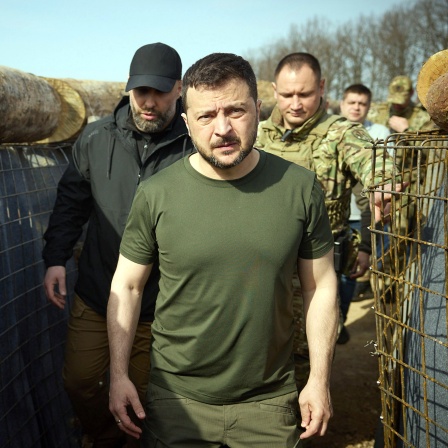 Auf diesem vom Pressebüro des ukrainischen Präsidenten via AP zur Verfügung gestellten Foto inspiziert Wolodymyr Selenkyj, Präsident der Ukraine, die Befestigungslinien in der Region von Charkiw.