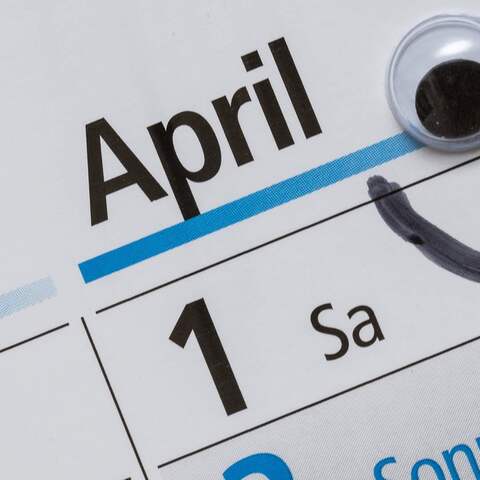 Ein Smiley ist am 1. April auf einem Kalender aufgemalt.