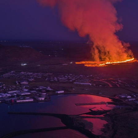 Vulkanische Risse in der Nähe der isländischen Stadt Grindavik in der Dämmerung nahe der Hauptstadt Reykjavik (14. Januar 2024).