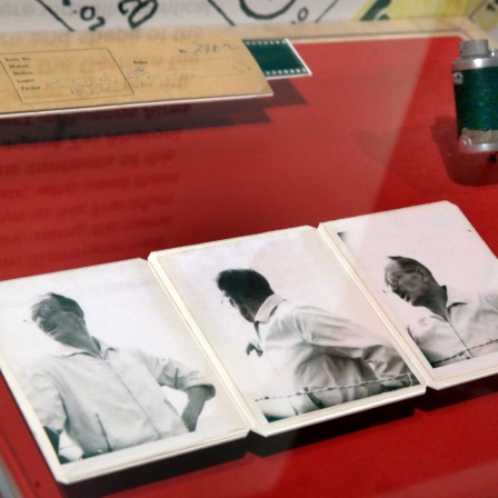 Originalnegative, die ersten Fotos von Adolf Eichmann in Argentinien im Jahr 1960 und die verwendete Leica 35-mm-Kamera werden in der Ausstellung "Operation Finale: Die Gefangennahme und der Prozess gegen Adolf Eichmann" im Museum of Jewish Heritage in New York gezeigt