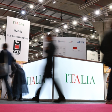 Besucher gehen auf der Frankfurter Buchmesse am Stand von Italien, Gastland 2024, vorbei 