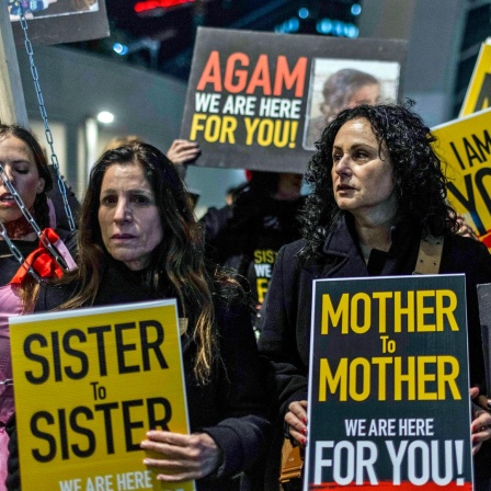Israelische Frauen halten Plakate während einer Demonstration in Tel Aviv, die die Freilassung israelischer Geiseln in Gaza fordert. 