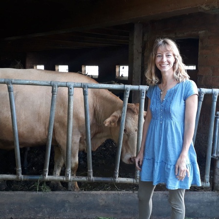 Selina Blaser im Emmental bei ihren Kühen