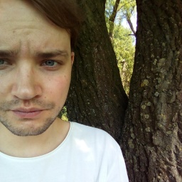 Autor unter Trauerweide, 2018
