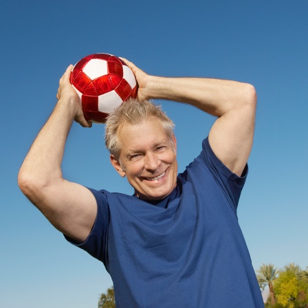 Älterer Mann mit Fußball