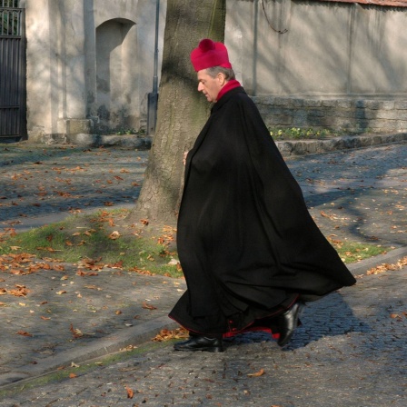 Priester auf dem Weg zur St. Peter und Paul Domkirche in Posen