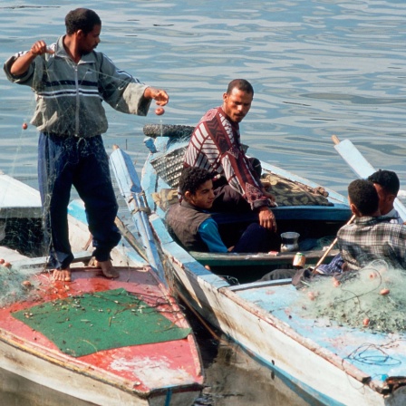 Zwei Fischerboote mit Besatzungen auf dem Nil in Kairo. 