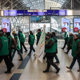 Angestellte streiken in einem Bahnhofsgebäude. (picture alliance/dpa | Jan Woitas)