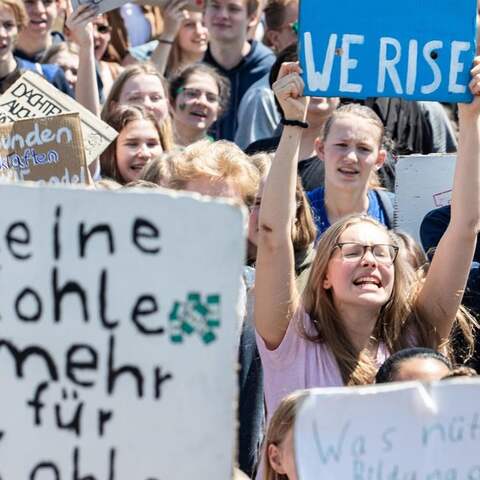 Demonstrantinnen und Demonstranten bei der Fridays for Future Demonstration am 24. Mai 2019 in München.