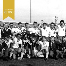 Mannschaftbild SV Werder Bremen mit Blumen am letzten Spieltag 1965