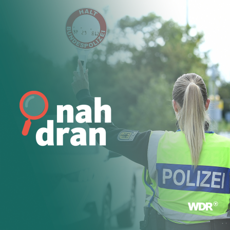 Eine Polizistin hält ein Auto mit einer Kelle an